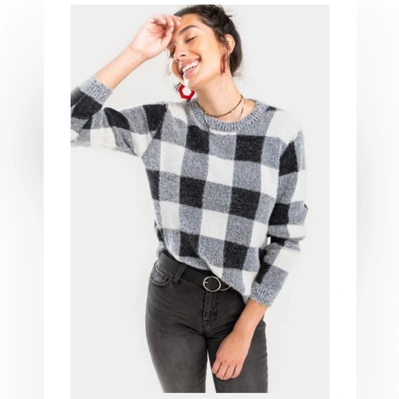 Franchesca’s Collection ALYA shay Buffalo plaid sweater - Picture 2 of 8